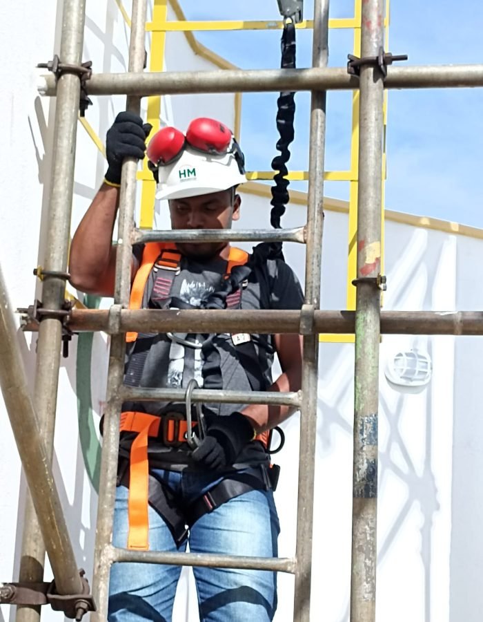 HM TREINAMENTOS em NR-05, NR-06, NR-10, NR-11, NR-12, NR-13, NR-18, NR-20, NR-23, NR-33, NR-35 (27)