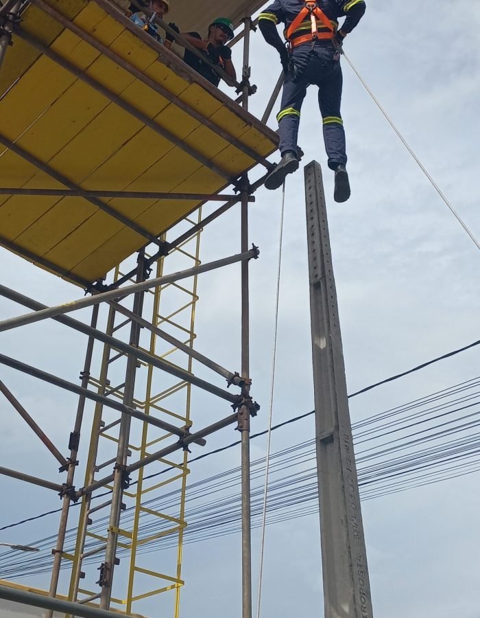 HM TREINAMENTOS em NR-05, NR-06, NR-10, NR-11, NR-12, NR-13, NR-18, NR-20, NR-23, NR-33, NR-35 (46)