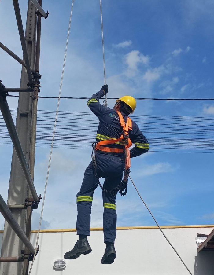 HM TREINAMENTOS em NR-05, NR-06, NR-10, NR-11, NR-12, NR-13, NR-18, NR-20, NR-23, NR-33, NR-35 (47)